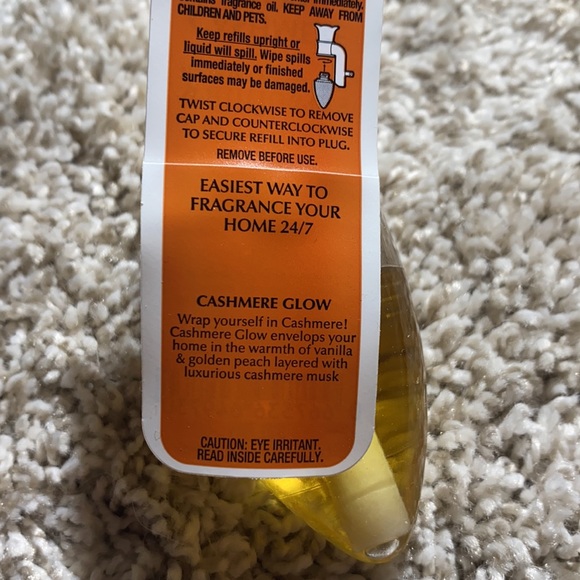 Bath&Body works Wallflower-Cashmere Glow - Picture 2 of 2